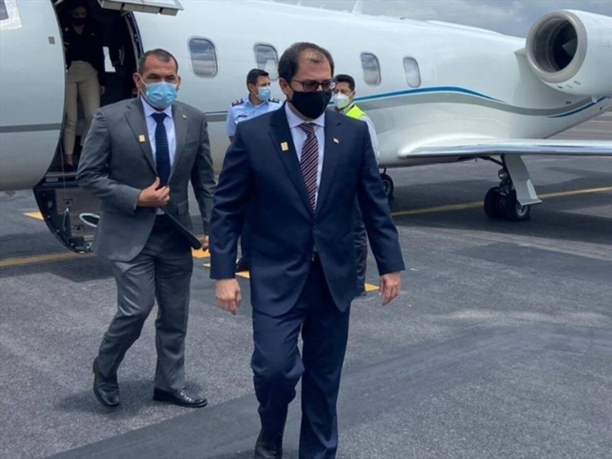 Fiscal general llegó a Ecuador para entregar información de computadores de 'Uriel'