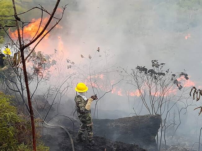 Autoridades siguen en alerta por incendios forestales en Santander