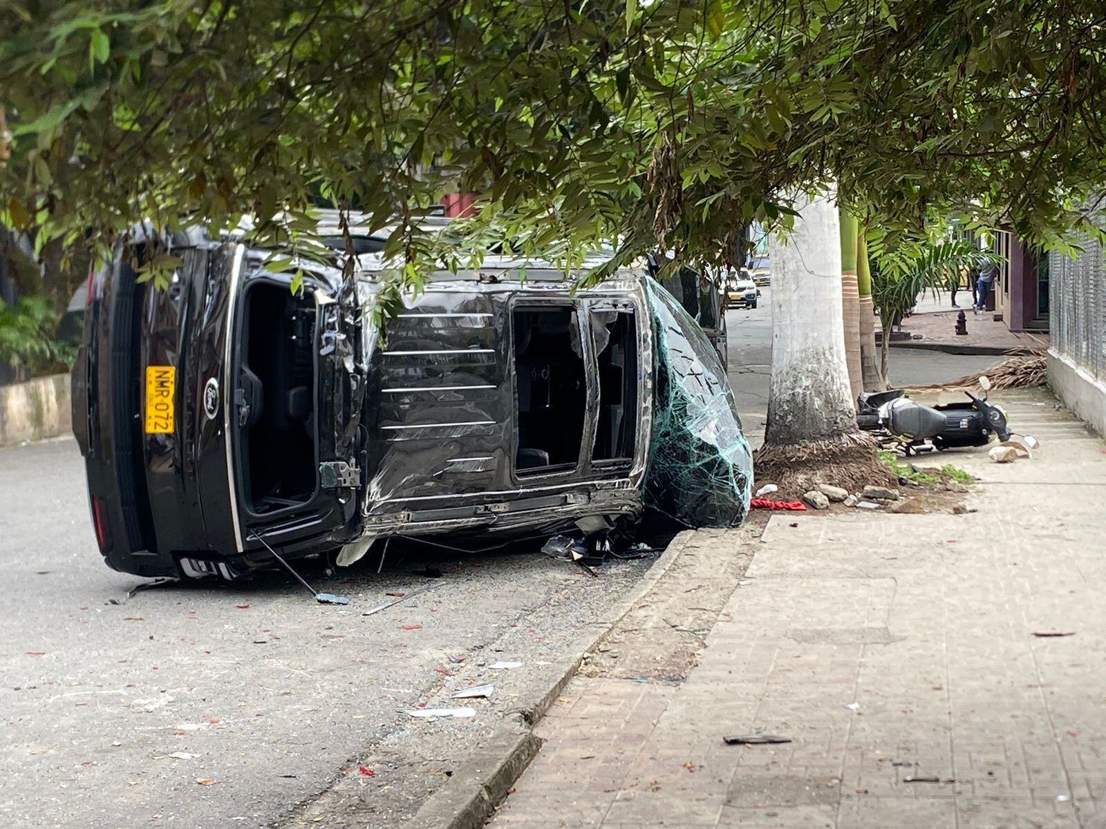 Un vehículo tipo camioneta chocó con tres automóviles particulares, un taxi y una motocicleta en Cali. Foto: Policía