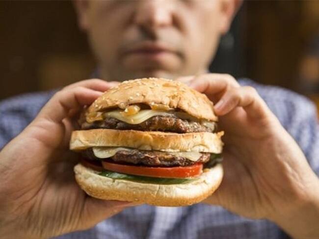 Los expertos recomiendan comer grasas pero con moderación. Foto: BBC Mundo