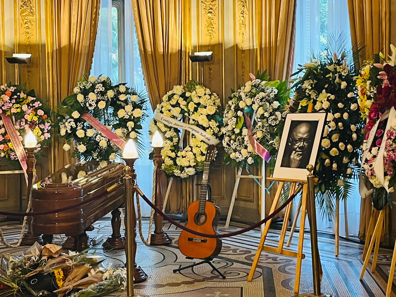 Seguidores y amigos de Pablo Milanés empiezan a acudir a su capilla ardiente. Foto: W Radio.