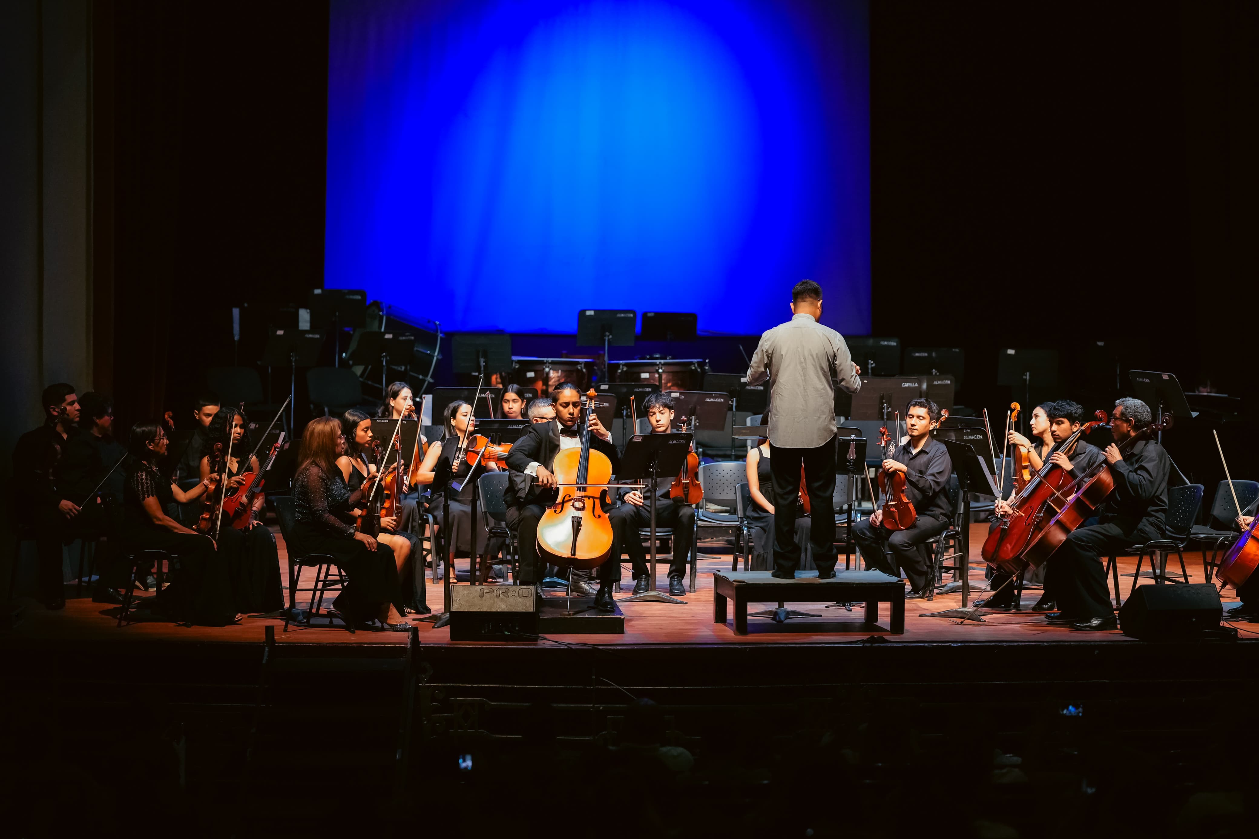 Soluciones W: Musical Cedar dona instrumentos a familia de jóvenes talentos