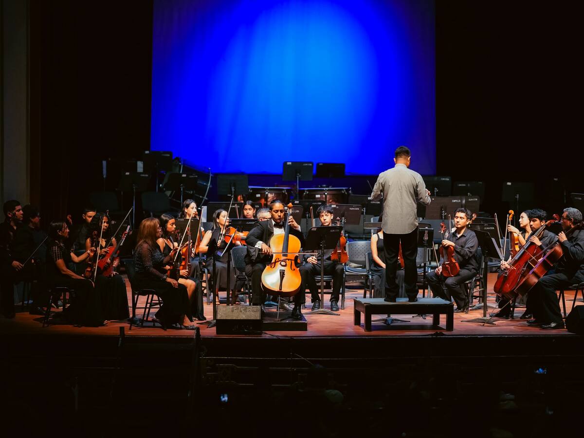 Soluciones W: Musical Cedar dona instrumentos a familia de jóvenes talentos