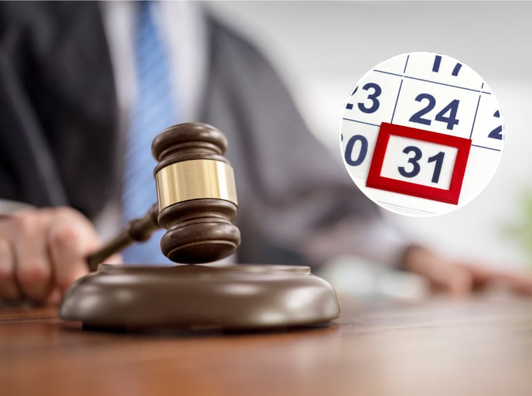 Juez sosteniendo martillo en la sala del tribunal / Calendario de diciembre (Getty Images)