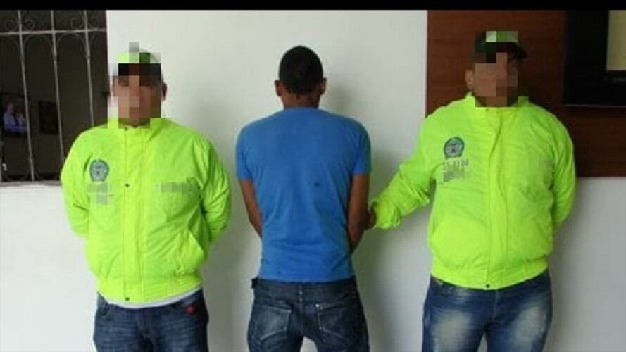 Tras su captura, el patrullero es conducido ante el juez, para adelantar una diligencia indagatoria y para que se defina su situación jurídica.. Foto: Cortesía Policía Metropolitana de Cartagena