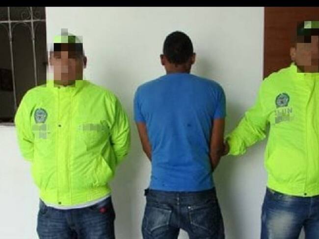 Tras su captura, el patrullero es conducido ante el juez, para adelantar una diligencia indagatoria y para que se defina su situación jurídica.. Foto: Cortesía Policía Metropolitana de Cartagena