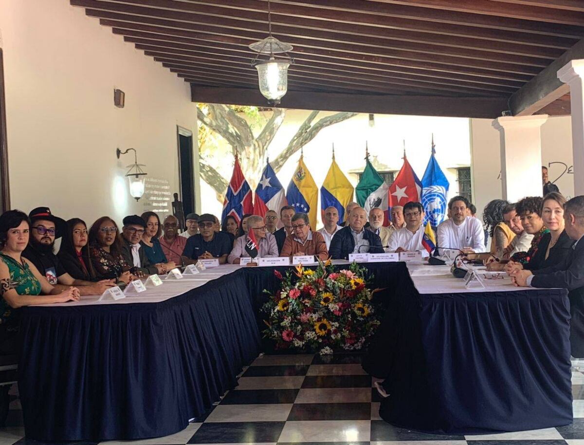 Gobierno y ELN en mesa de negociación. Foto: W Radio.