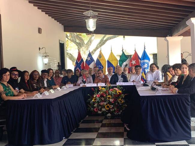 Gobierno y ELN en mesa de negociación. Foto: W Radio.