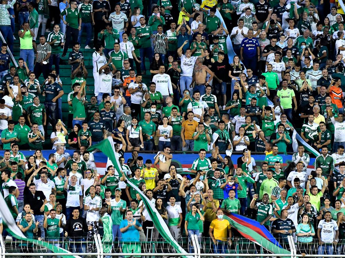Video: Hinchas del Deportivo Cali invadieron el campo y confrontaron a Mayer Candelo