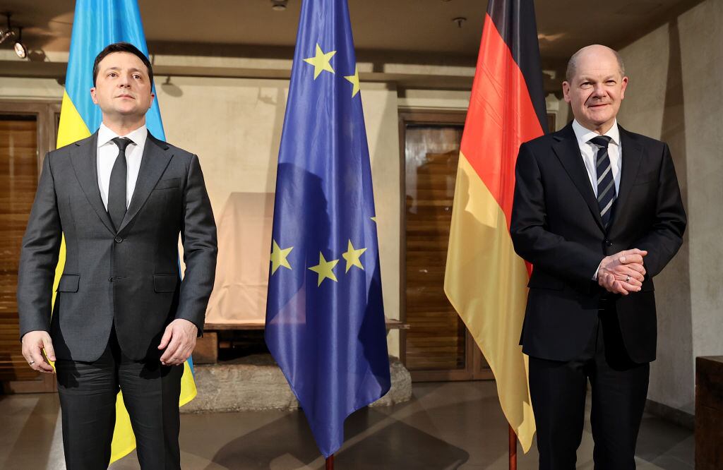 Canciller de Alemania, Olaf Scholz y el presidente de Ucrania,  Volodymyr Zelensky. (Photo by Alexandra Beier - Pool/Getty Images)