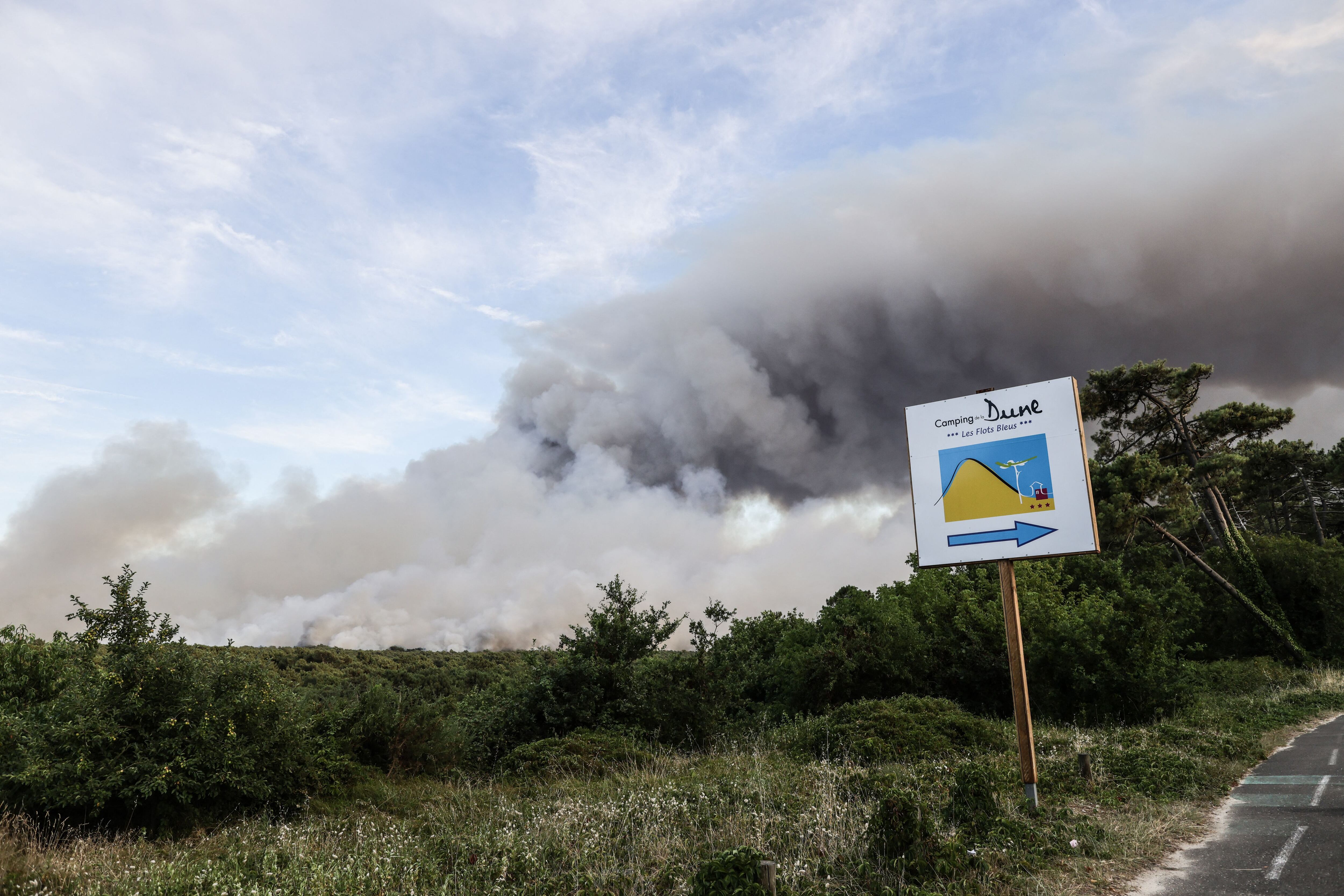 Miles de hectáreas de bosque son consumidas por los incendios en Burdeos, Francia. (Photo by Thibaud MORITZ / AFP) (Photo by THIBAUD MORITZ/AFP via Getty Images)