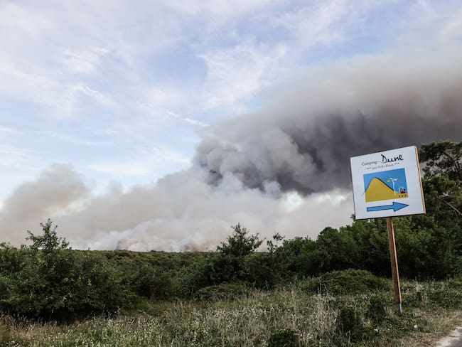 Miles de hectáreas de bosque son consumidas por los incendios en Burdeos, Francia. (Photo by Thibaud MORITZ / AFP) (Photo by THIBAUD MORITZ/AFP via Getty Images)