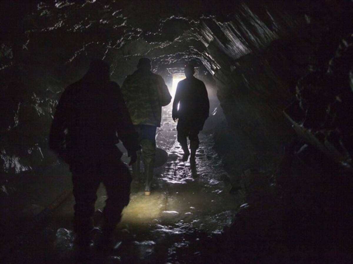 Trabajadores atrapados tras explosión en minas de Sutatausa