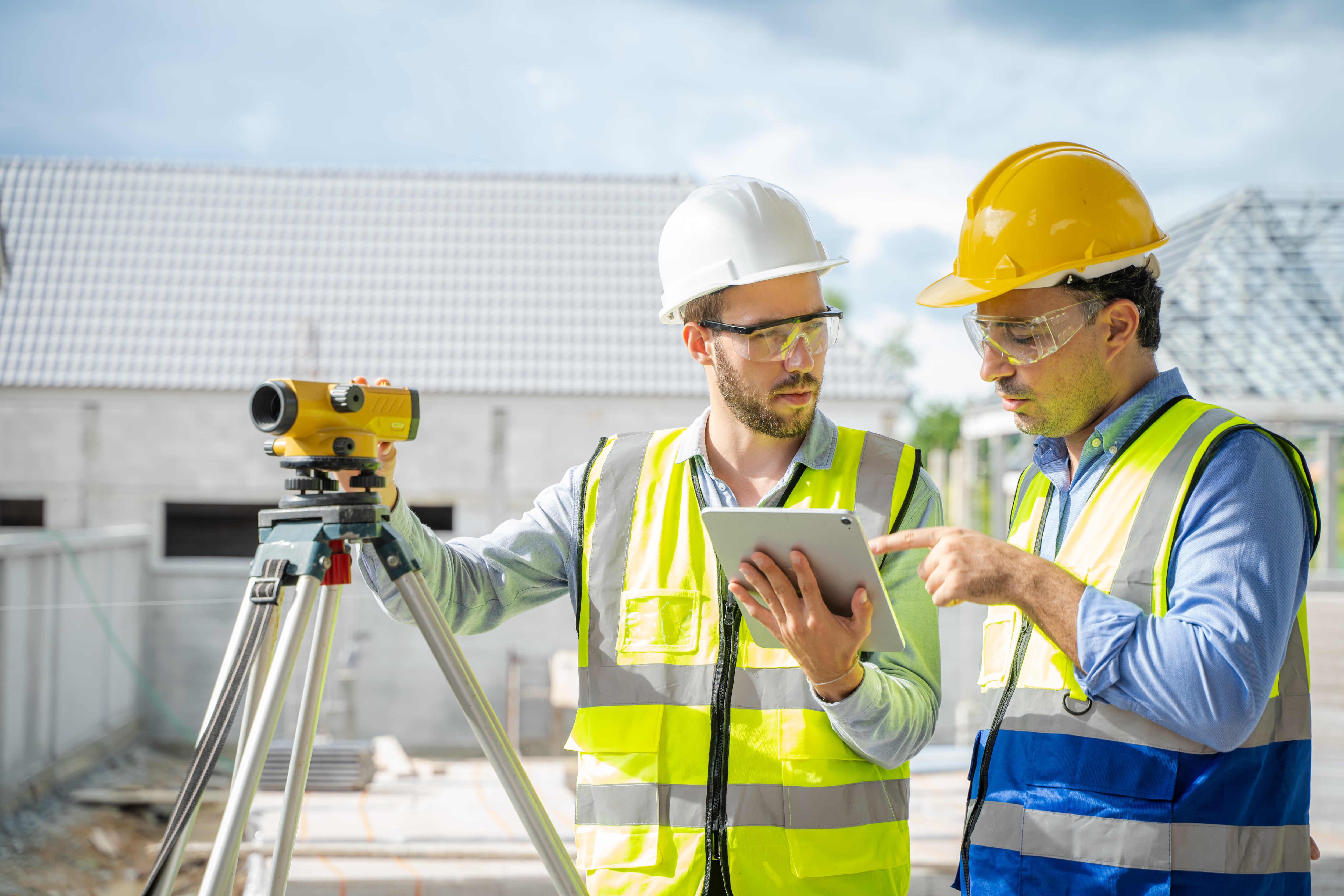 Ingenieros topográficos utilizando un instrumento de medición (GettyImages)