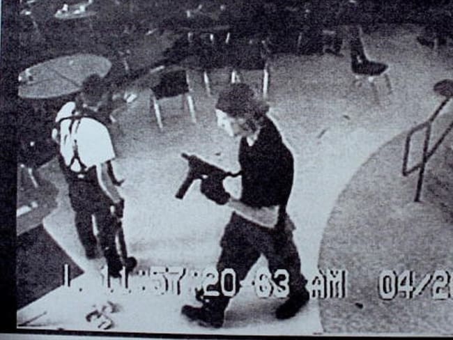 Imagen del tiroteo en Columbine, el 20 de abril de 1999. Foto: Getty Images