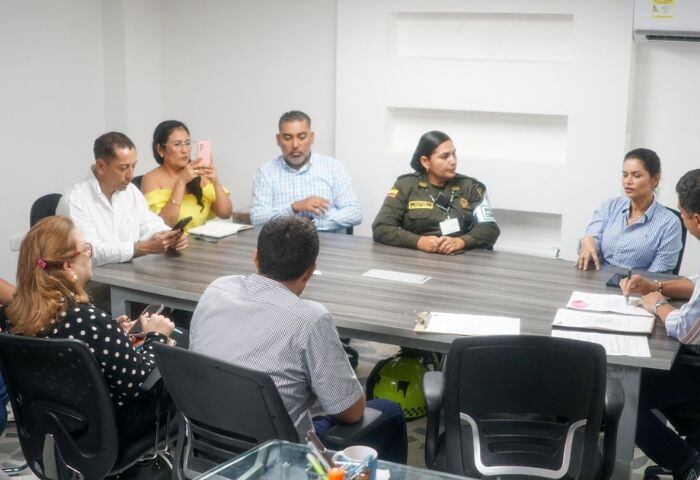 Reunión interinstitucional liderada por la Personería Distrital, con la participación de autoridades locales y funcionarios. Cortesía: Personería Distrital. 