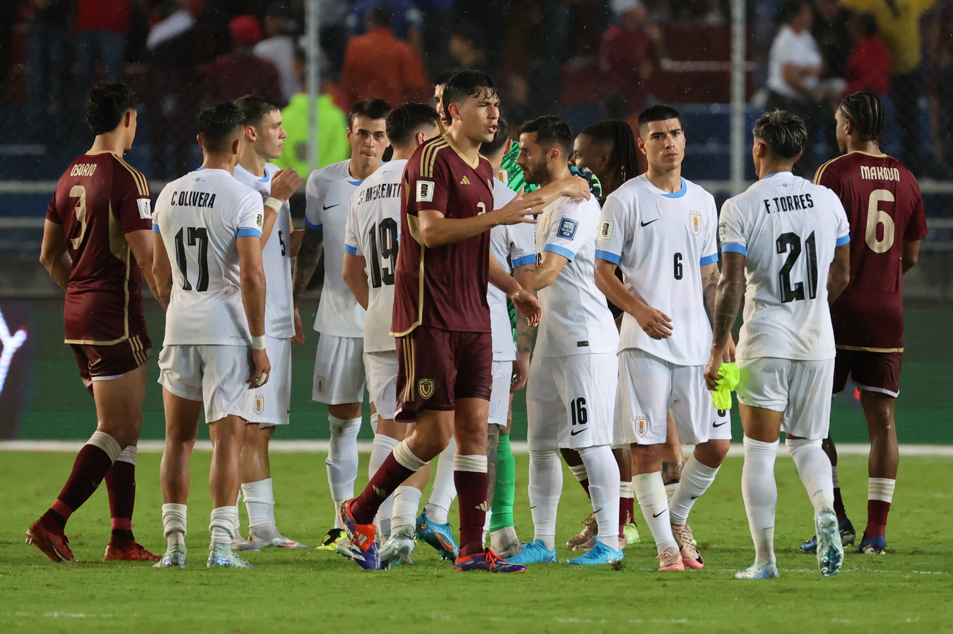 AMDEP6802. MATURÍN (VENEZUELA), 10/09/2024.- Jugadores de Venezuela y de Uruguay se saludan al final este martes, de un partido de las eliminatorias sudamericanas para el Mundial de 2026 entre Venezuela y Uruguay en el estadio Monumental de Maturín (Venezuela). EFE/ Miguel Gutiérrez