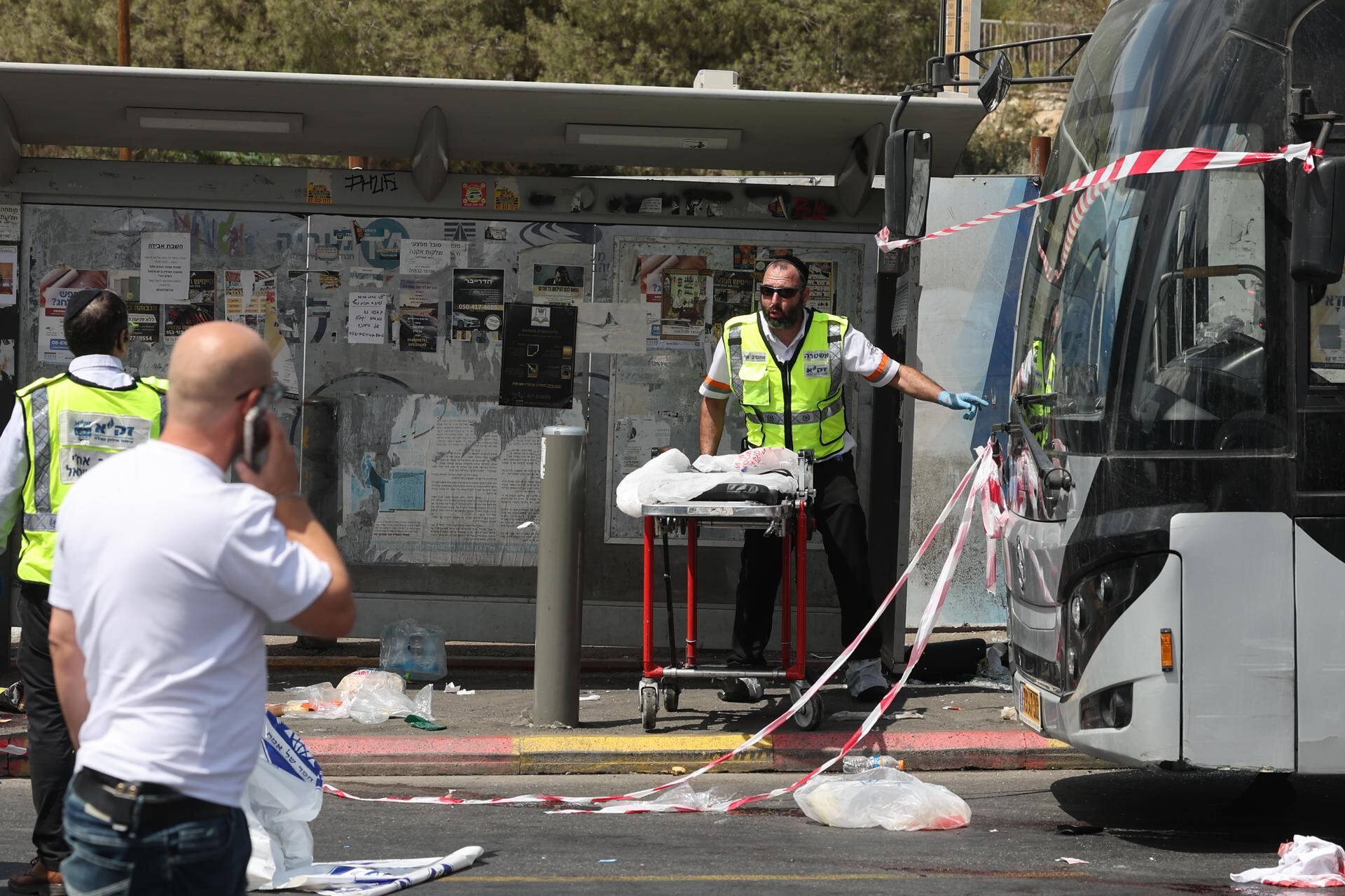 Jerusalem (-), 08/09/2025.- Emergency services work at the scene of a shooting incident in Jerusalem, 08 September 2025. At least five people were killed and several others injured by gunfire after a shooting incident at Ramot Junction in Jerusalem, according to Magen David Adom (MDA), Israel's national emergency services. (Jerusalén) EFE/EPA/ABIR SULTAN