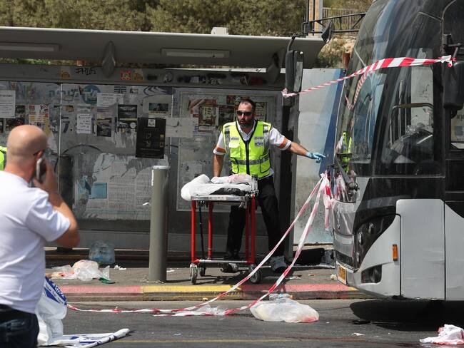 Jerusalem (-), 08/09/2025.- Emergency services work at the scene of a shooting incident in Jerusalem, 08 September 2025. At least five people were killed and several others injured by gunfire after a shooting incident at Ramot Junction in Jerusalem, according to Magen David Adom (MDA), Israel's national emergency services. (Jerusalén) EFE/EPA/ABIR SULTAN