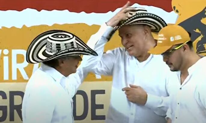 Salvatore Mancuso y Gustavo Petro intercambiaron sombreros.