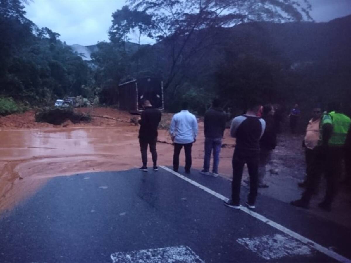 Nuevamente está cerrada la autopista Medellín – Bogotá por derrumbes