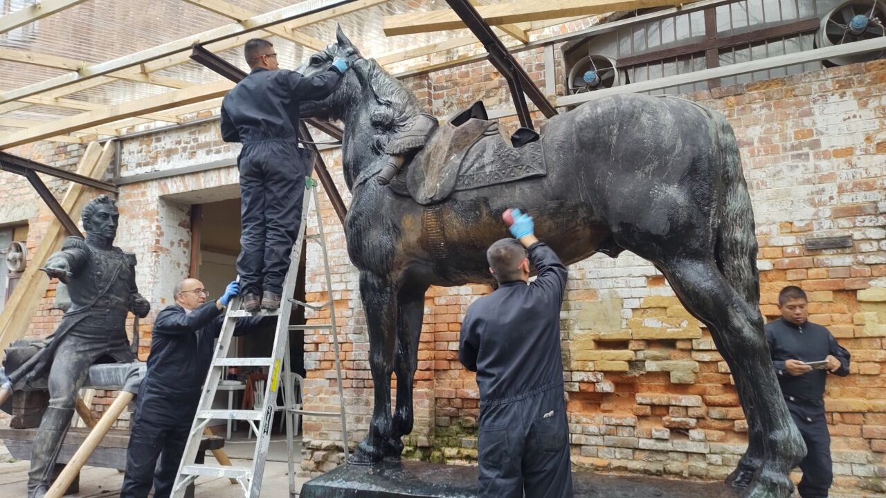 Inició la restauración del Bolívar Ecuestre tras ser vandalizado durante protestas en Bogotá. Foto: Cortesía Empresa Metro de Bogotá