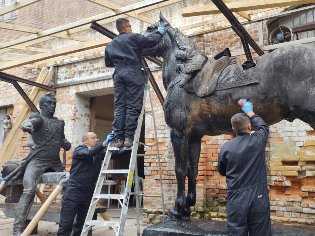 Inició la restauración del Bolívar Ecuestre tras ser vandalizado durante protestas en Bogotá