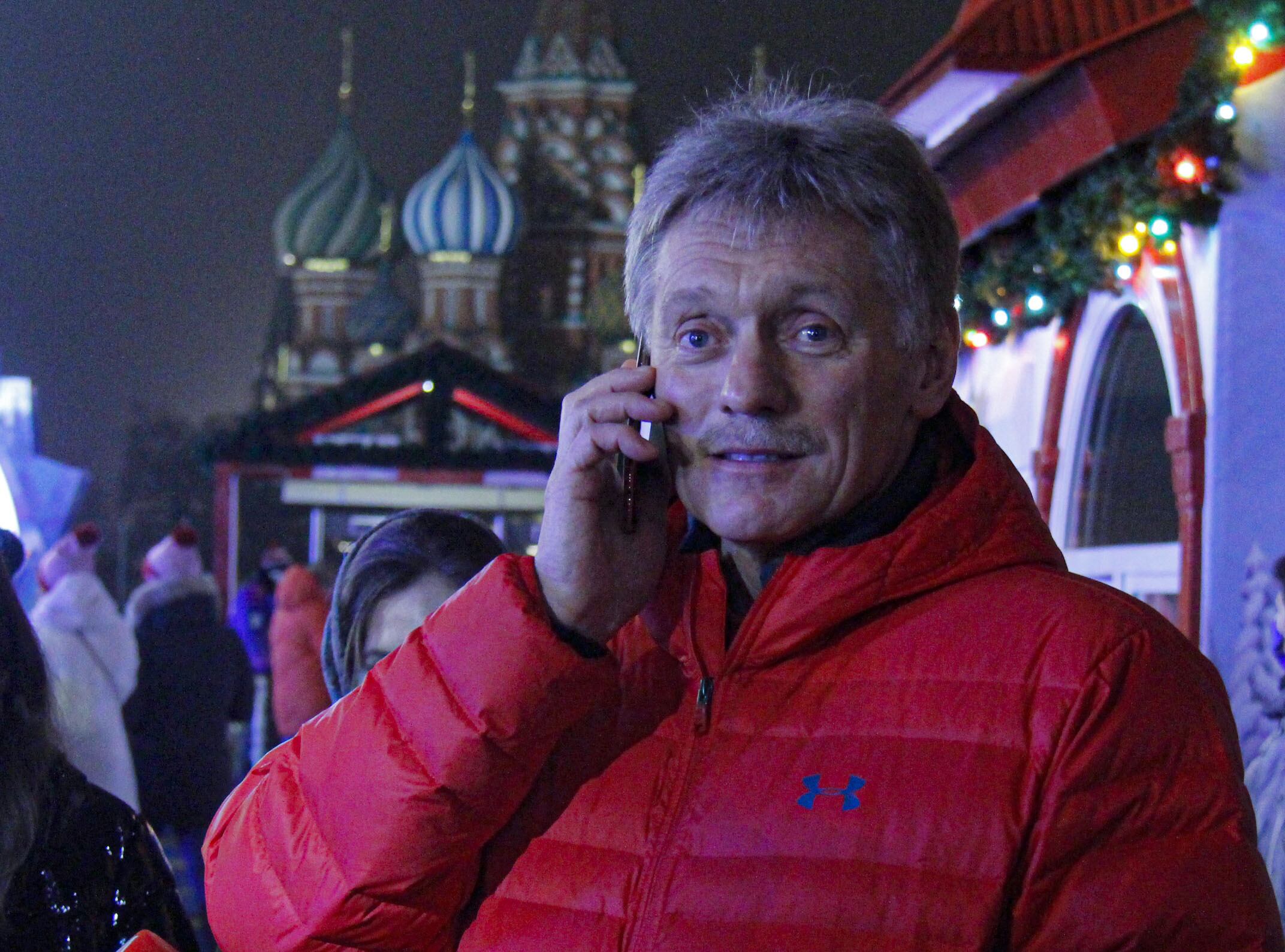 MOSCÚ, RUSIA - 28 DE NOVIEMBRE: El portavoz del Kremlin, Dmitriy Peskov, asiste a la apertura de la temporada de patinaje sobre hielo en la pista de patinaje sobre hielo «GUM» en la Plaza Roja. (Dmitri Chirciu/Anadolu Agency via Getty Images)