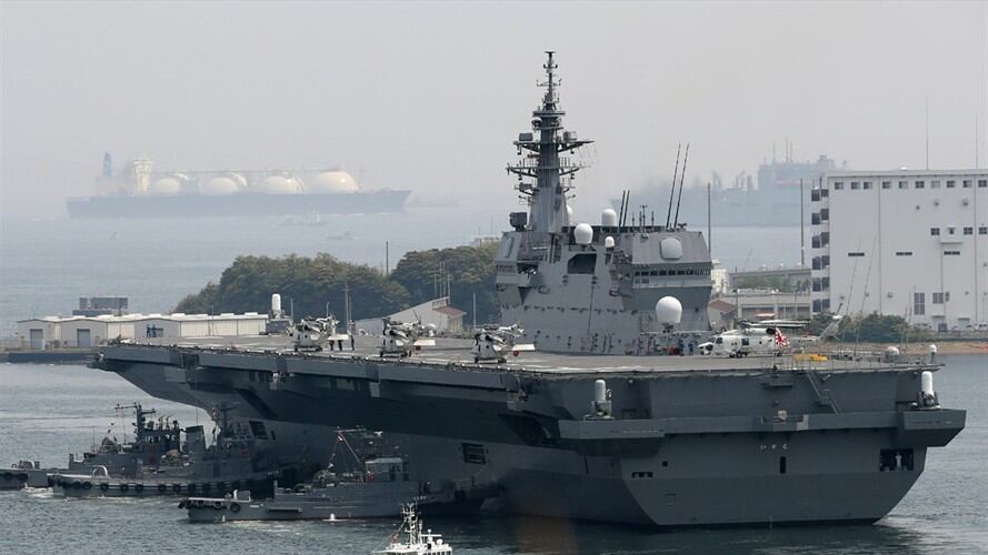 El JS Izumo puede transportar hasta 20 helicópteros sobre su cubierta expandible. Foto: Getty Images
