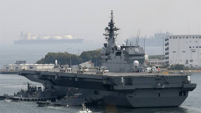 El JS Izumo puede transportar hasta 20 helicópteros sobre su cubierta expandible. Foto: Getty Images
