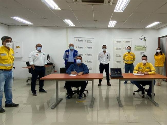 Con la firma de este acuerdo, los trabajadores y sus familias continuarán recibiendo los beneficios que se han construido entre la empresa y el sindicato. Foto: Facebook: Sintracarbón