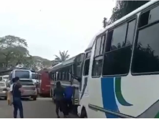Guardia venezolana detuvo autobuses que movilizaban a colombianos a la frontera- Cortesía W Radio