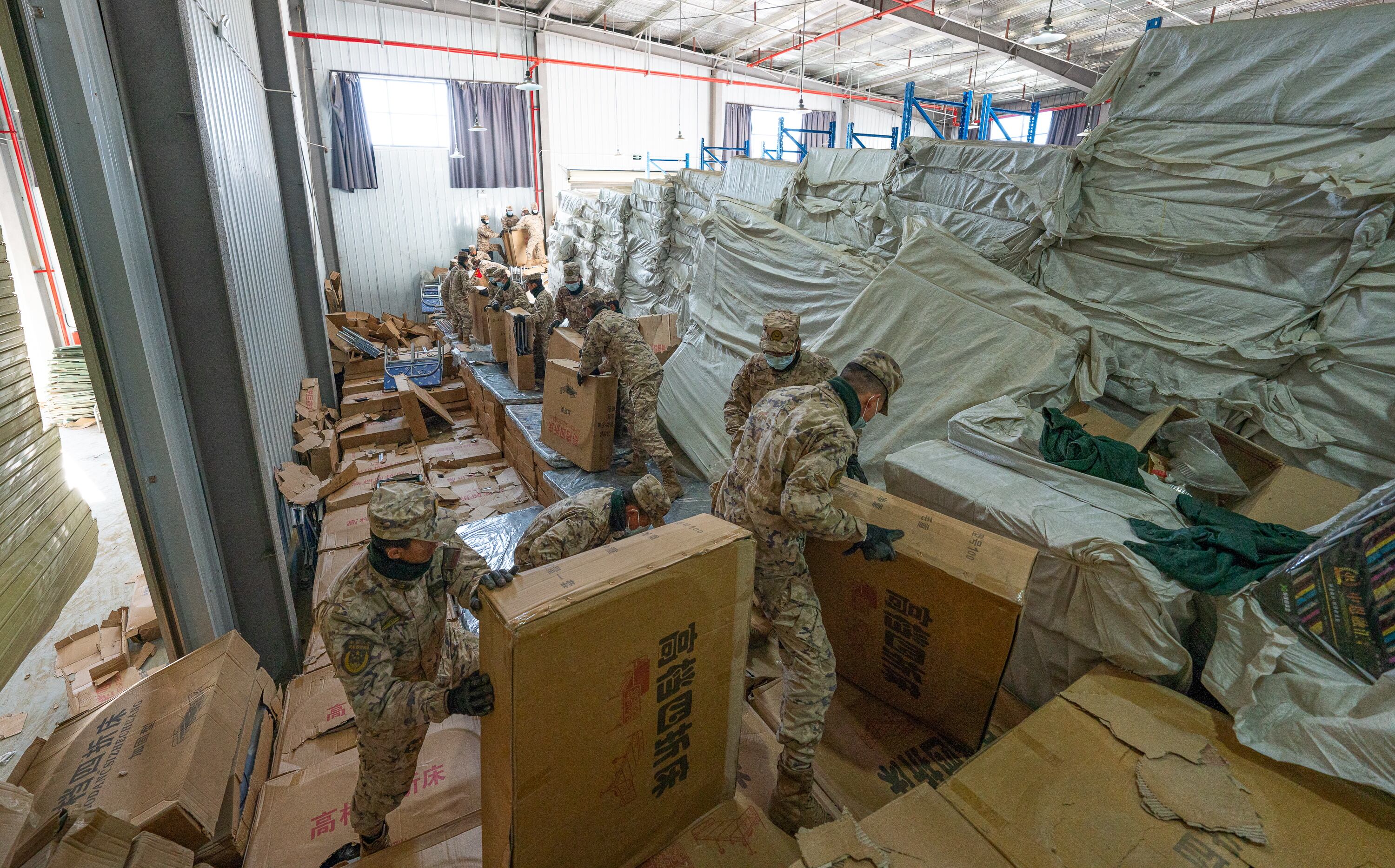 Xigaze (China), 07/01/2025.- Soldados de la policía armada trasladan suministros de socorro en un almacén. EFE/EPA/XINHUA / Tenzin Nyida