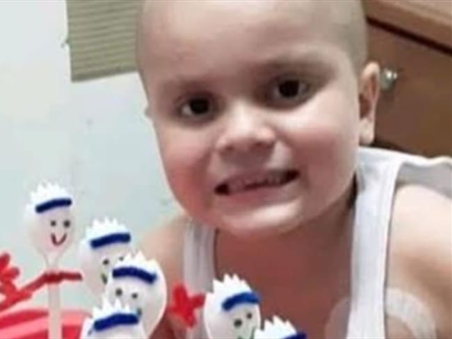 El menor de seis años quien permanece en un centro médico de Bucaramanga, comenzó a crear a Forky  en sus tiempos libres entre quimioterapias. Foto: Cortesía.