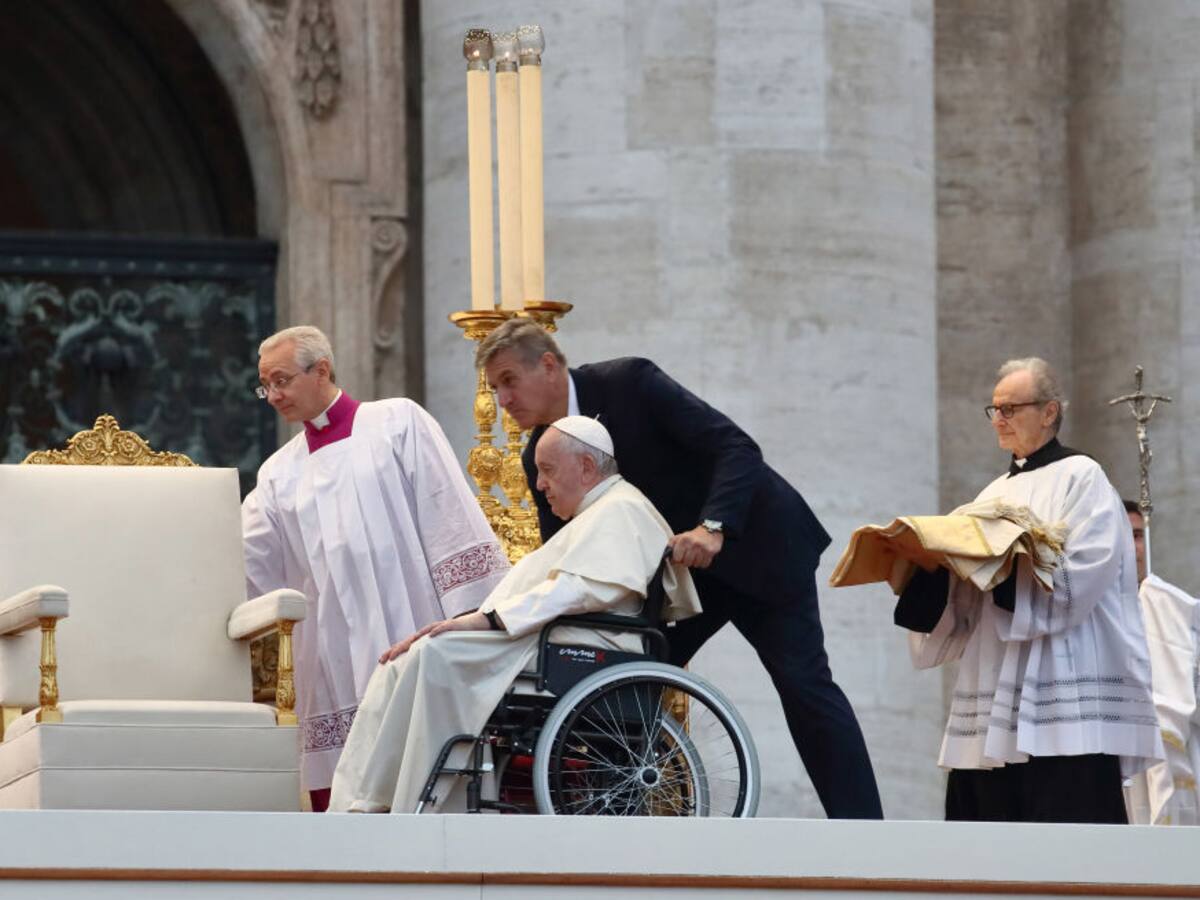 El papa Francisco no viajará a Kiev o Moscú por su problema de rodilla