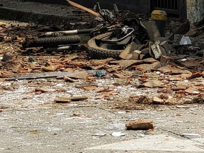 La explosión afectó a la casa cural de la localidad. Crédito: Policía Cauca.