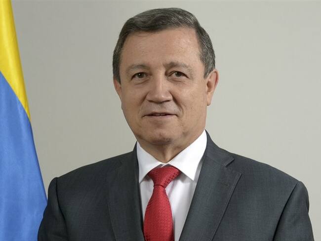 Abucheos y aplausos tras homenaje de Ernesto Macías a Uribe durante posesión presidencial