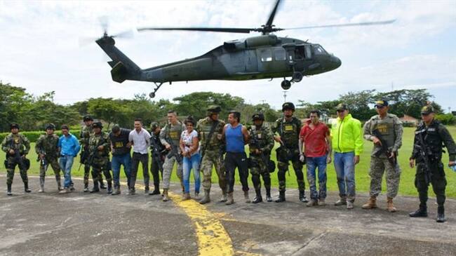 Además fueron capturadas otras cinco personas, entre ellas un dirigente social.. Foto: Ejército