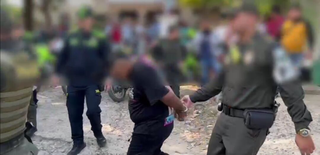 Policía Metropolitana captura y traslada a delincuentes que hurtar joyería en Cartagena. Captura de video.