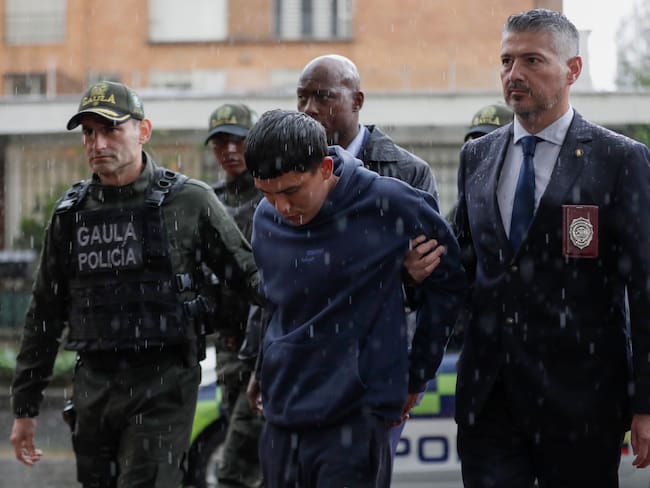 Luis Alfredo Carrillo Ortiz, presunto integrante de la banda Tren de Aragua, es trasladado por agentes de Policía este jueves, en Bogotá (Colombia). Foto: EFE.