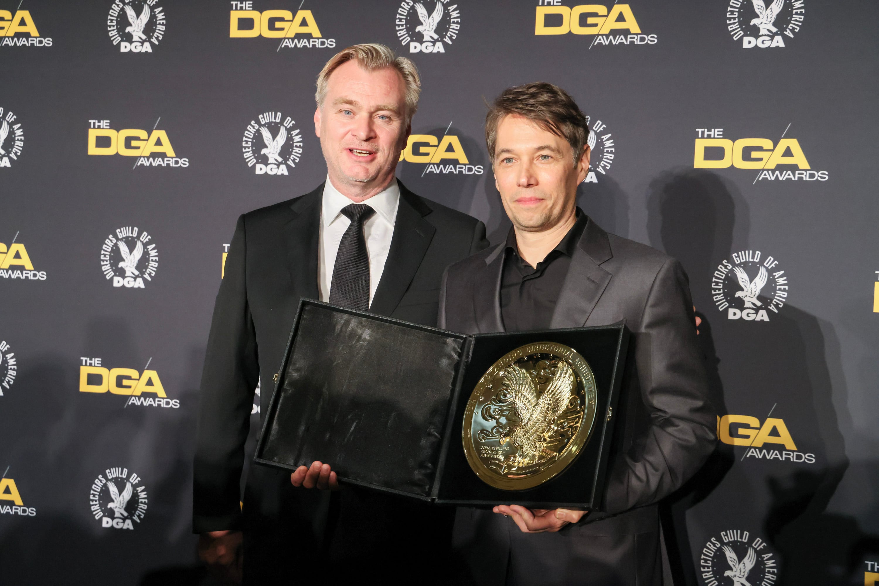 BEVERLY HILLS, CALIFORNIA - FEBRERO 08: (I-D) Christopher Nolan y Sean Baker, ganador de un Directors Guild of America Feature Film Medallion para «Anora», posan en la sala de prensa durante la 77 ª anual Directors Guild of America Awards. (Rodin Eckenroth/WireImage)/Getty Images