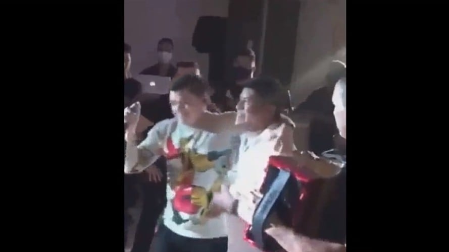 Todos los asistentes se encontraban sin tapabocas, salvo por algunos integrantes del conjunto vallenato. Foto: Captura