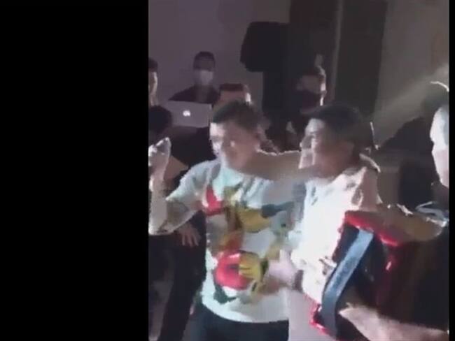 Todos los asistentes se encontraban sin tapabocas, salvo por algunos integrantes del conjunto vallenato. Foto: Captura