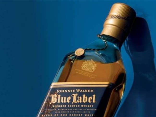 Johnnie Walker lanza una edición especial de Blue Label diseñada por artesanos colombianos