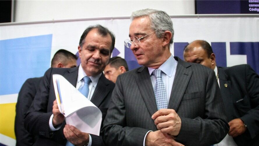 Oscar Iván Zuluaga y Álvaro Uribe. Foto: Colprensa