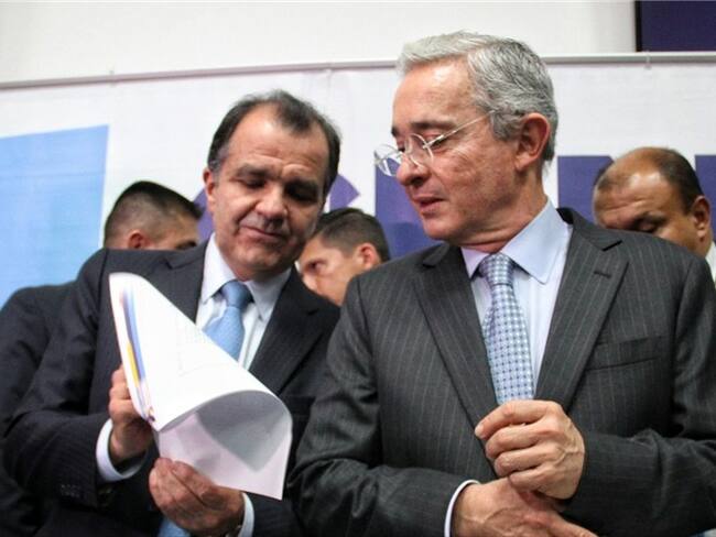 Oscar Iván Zuluaga y Álvaro Uribe. Foto: Colprensa