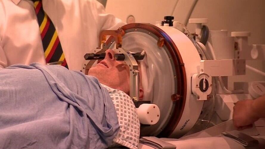 Lucas permaneció despierto durante todo el procedimiento.. Foto: BBC Mundo
