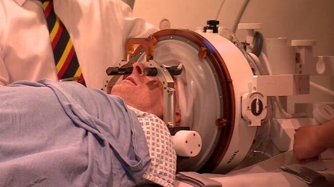 Lucas permaneció despierto durante todo el procedimiento.. Foto: BBC Mundo