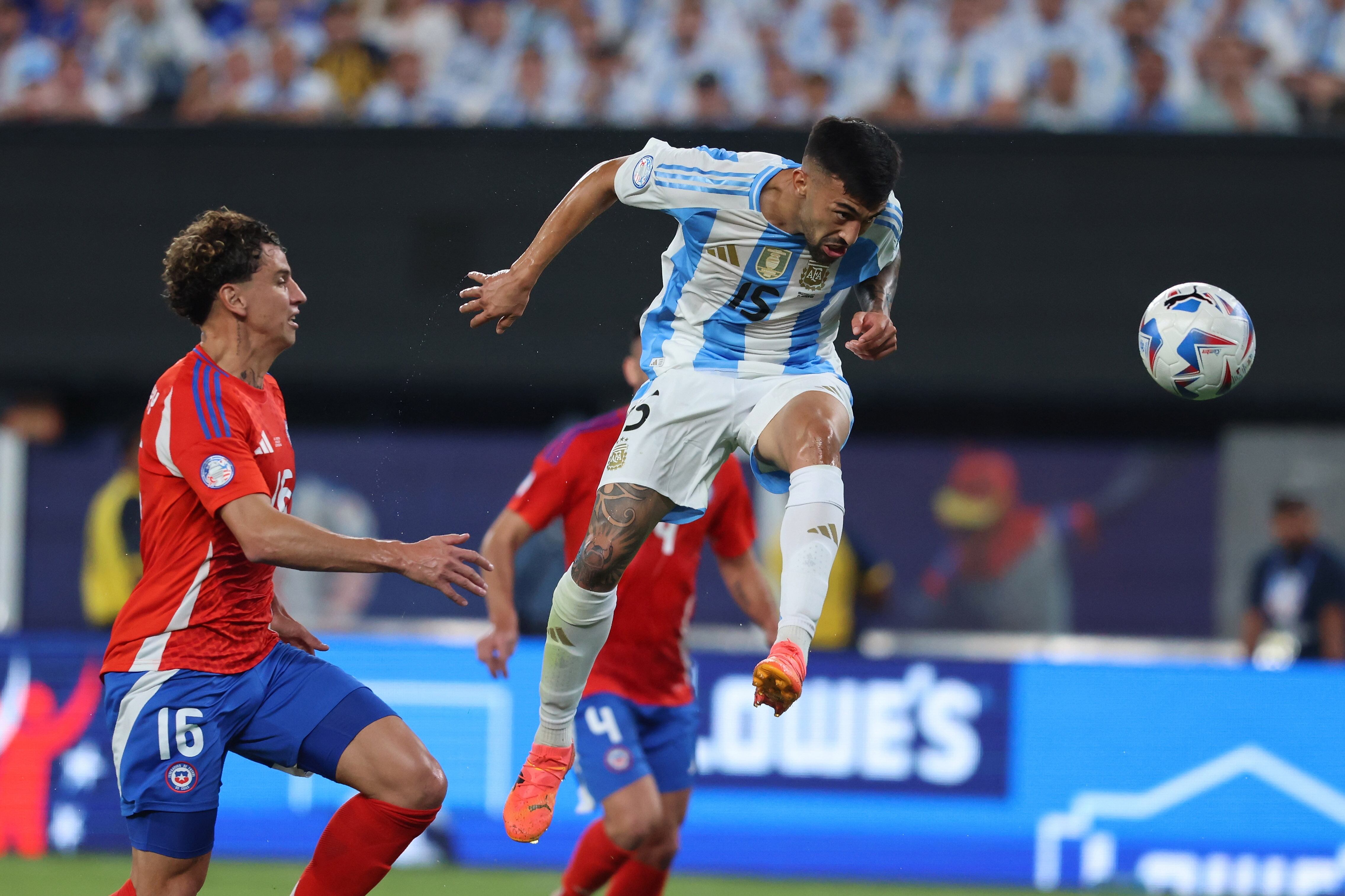 East Rutherford (United States), 25/06/2024.- Argentina forward Nicolas Gonzalez (R) gets to the ball before Chile defender Igor Lichnovsky (L) during the first half of the CONMEBOL Copa America 2024 group A soccer match between Argentina and Chile, at MetLife Stadium in East Rutherford, New Jersey, USA, 25 June 2024. EFE/EPA/JUSTIN LANE