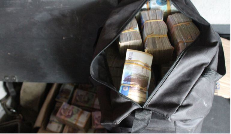 Imagen referencia maletín lleno de dinero